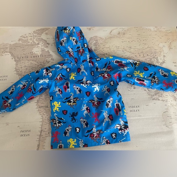 Hatley Colorful Kids' Lined Waterproof Raincoat with Knight Print Size 5 - Picture 2 of 7
